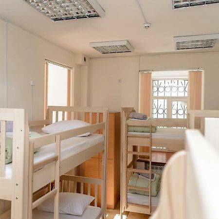 Globus Lipki Hostel Киев Екстериор снимка