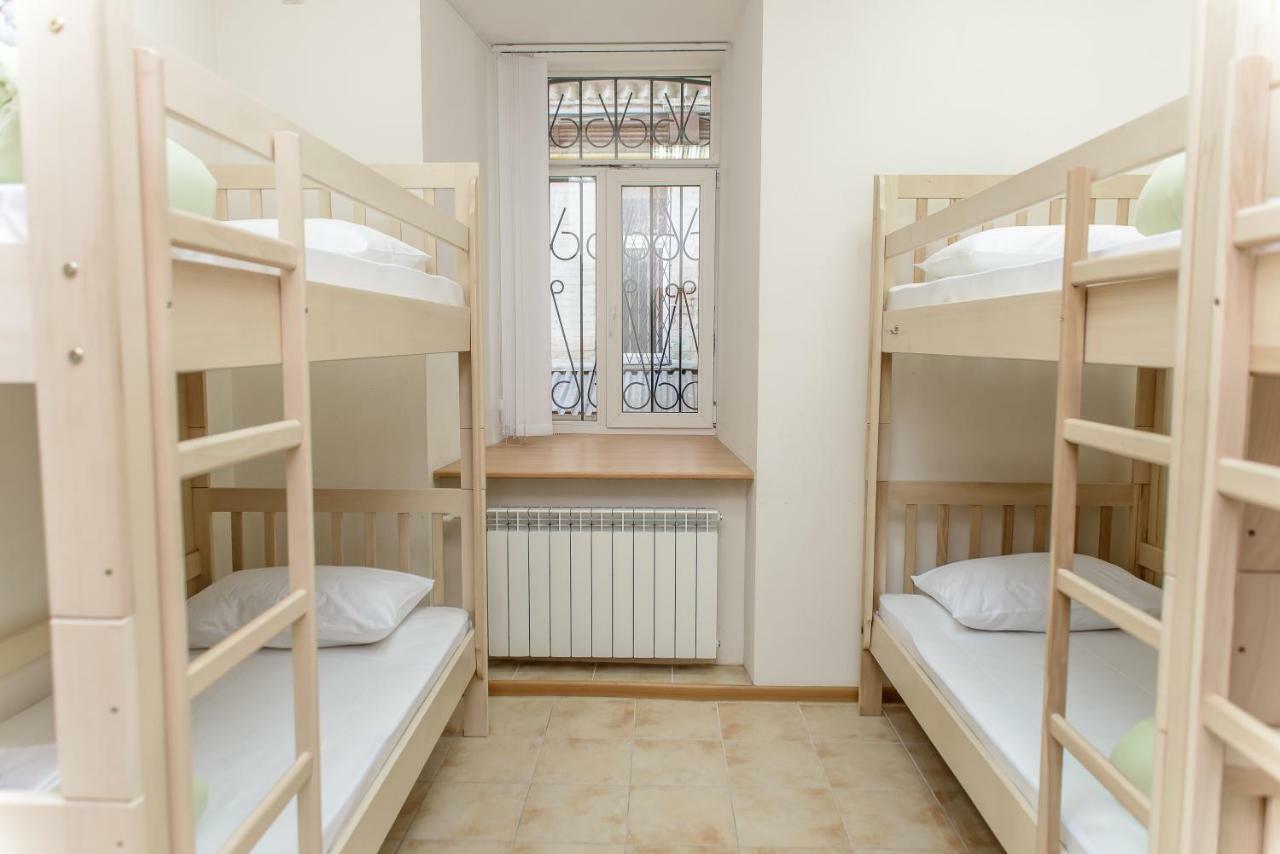 Globus Lipki Hostel Киев Екстериор снимка