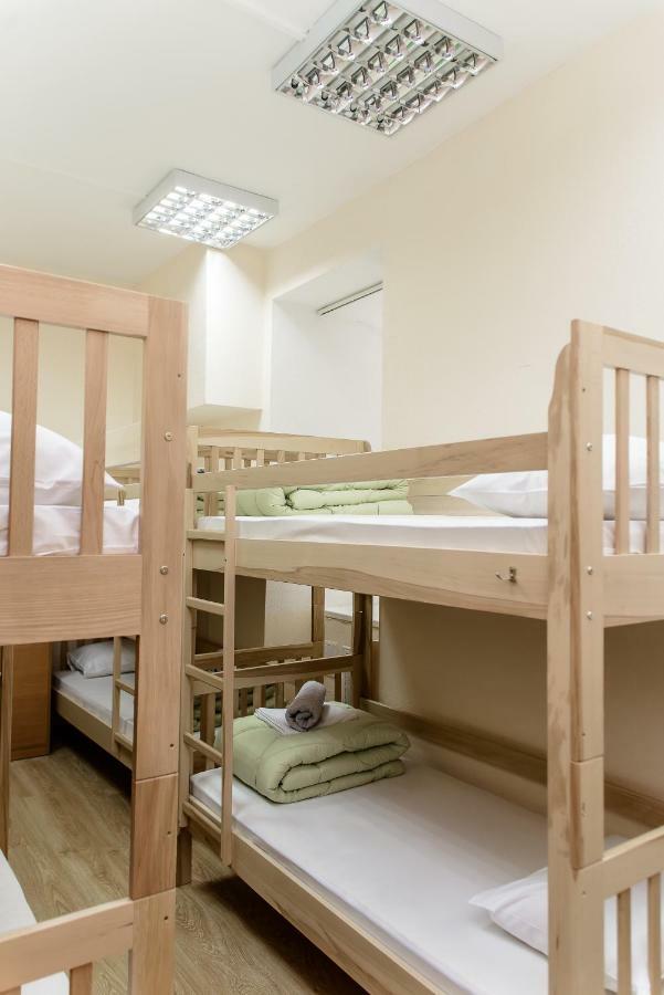 Globus Lipki Hostel Киев Екстериор снимка