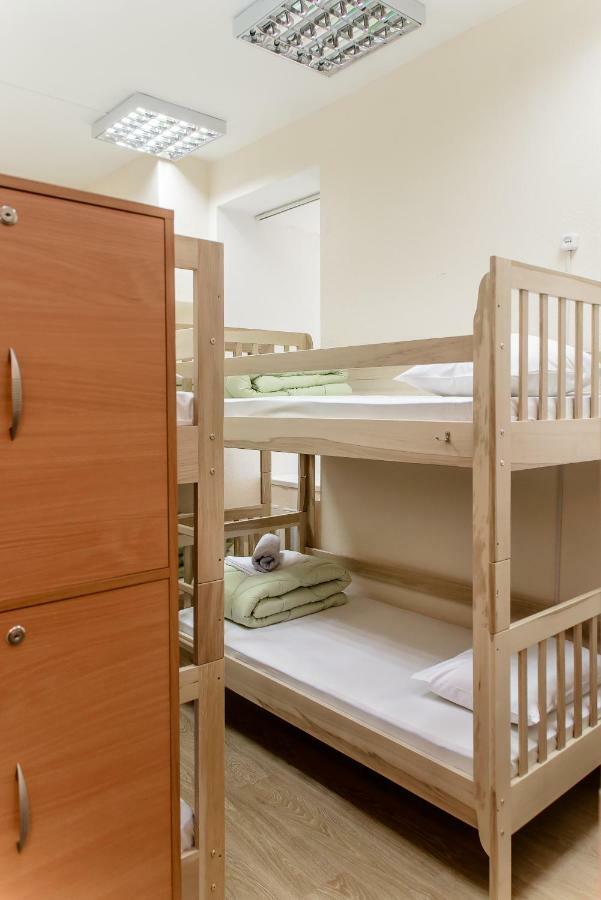 Globus Lipki Hostel Киев Екстериор снимка