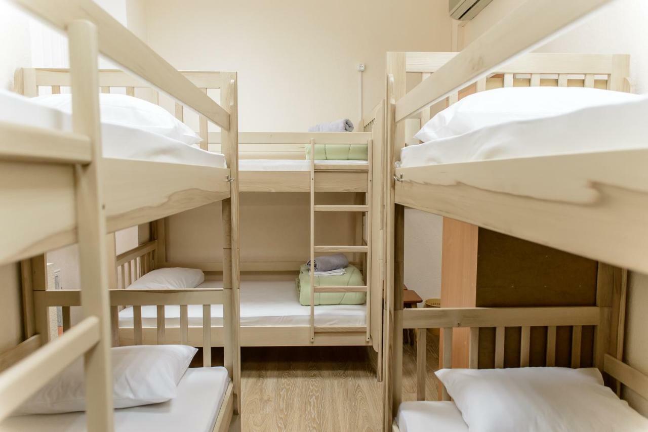 Globus Lipki Hostel Киев Екстериор снимка