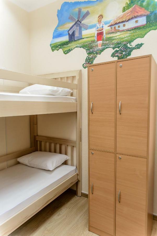 Globus Lipki Hostel Киев Екстериор снимка