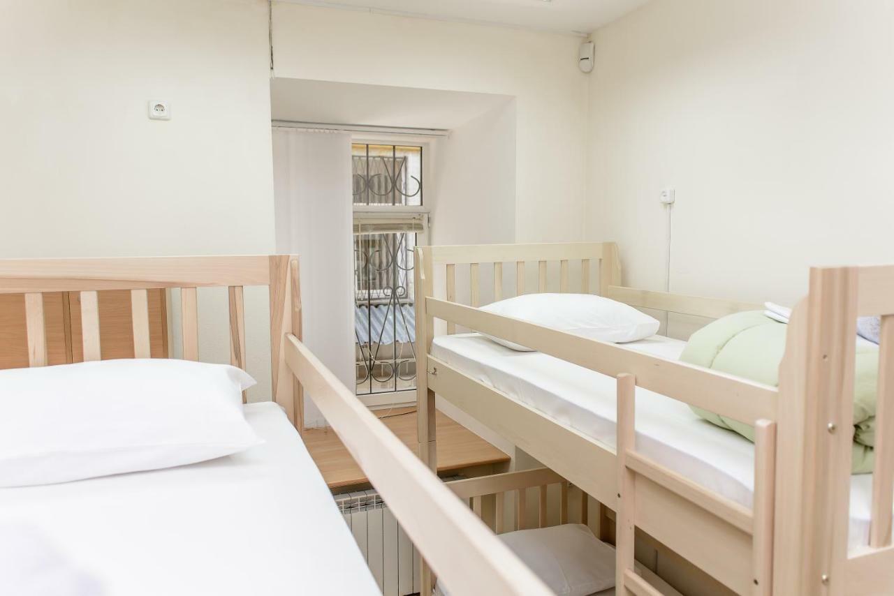 Globus Lipki Hostel Киев Екстериор снимка