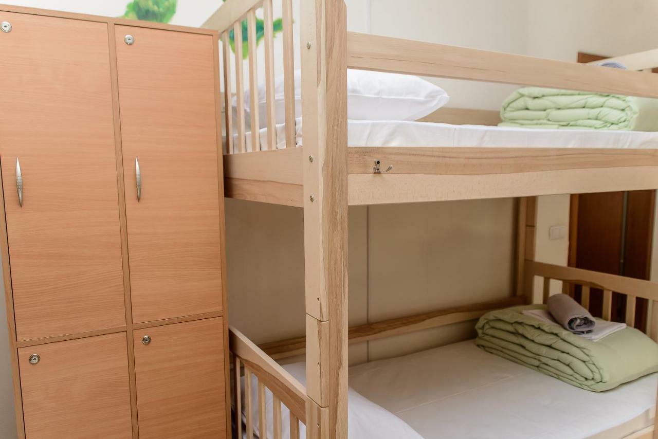 Globus Lipki Hostel Киев Екстериор снимка