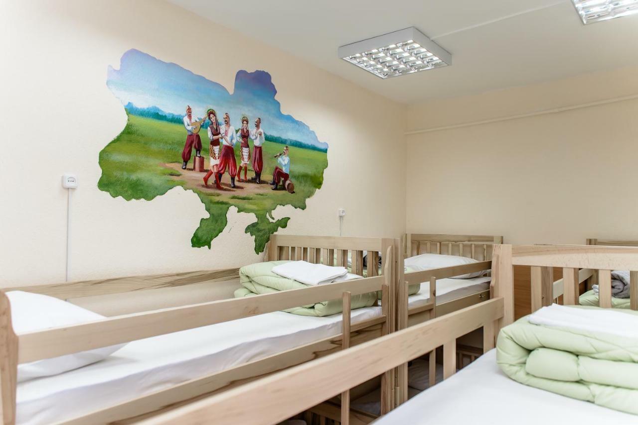Globus Lipki Hostel Киев Екстериор снимка