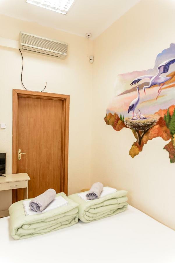 Globus Lipki Hostel Киев Екстериор снимка