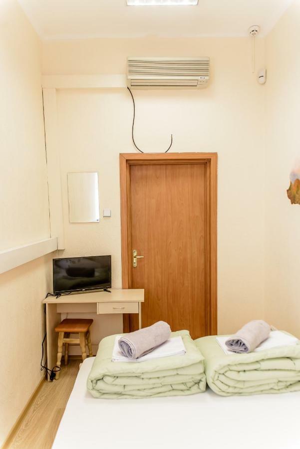 Globus Lipki Hostel Киев Екстериор снимка