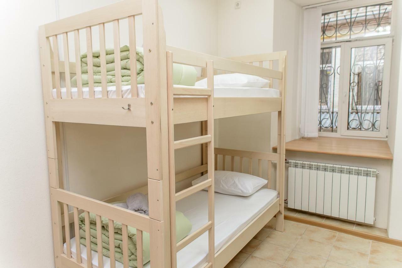 Globus Lipki Hostel Киев Екстериор снимка