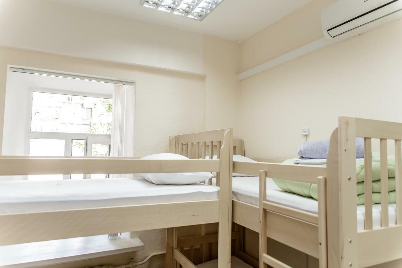 Globus Lipki Hostel Киев Екстериор снимка