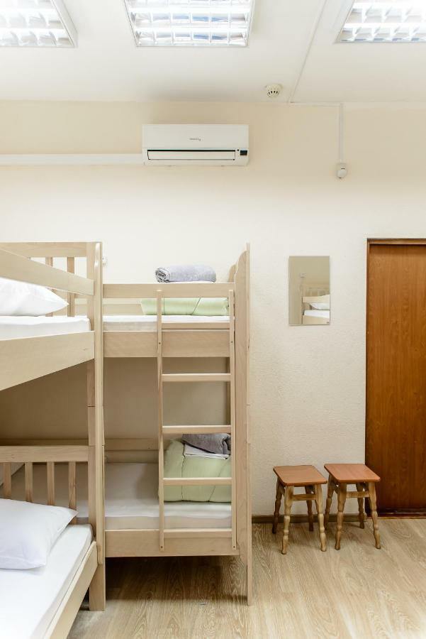 Globus Lipki Hostel Киев Екстериор снимка
