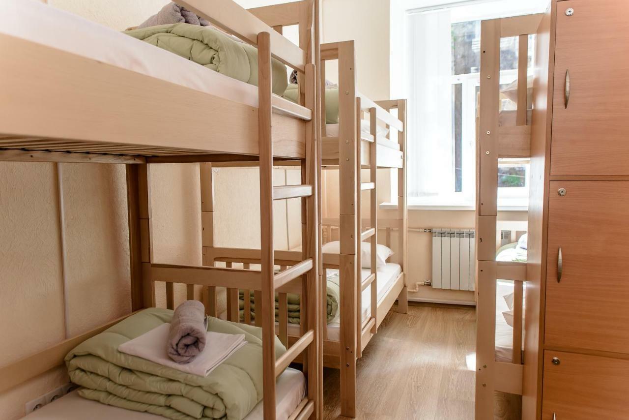 Globus Lipki Hostel Киев Екстериор снимка