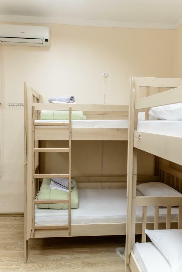 Globus Lipki Hostel Киев Екстериор снимка