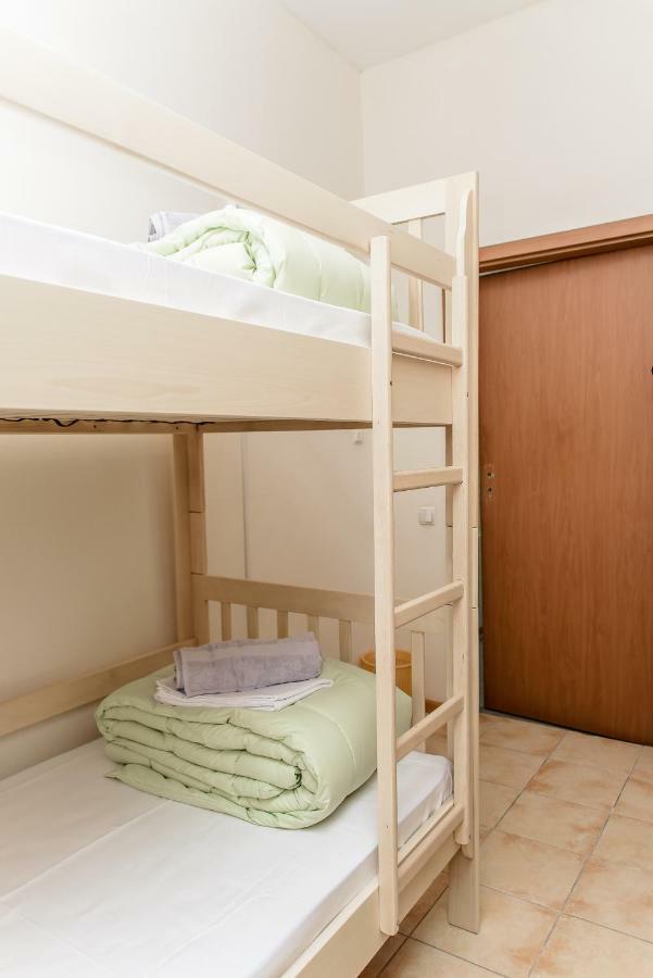 Globus Lipki Hostel Киев Екстериор снимка