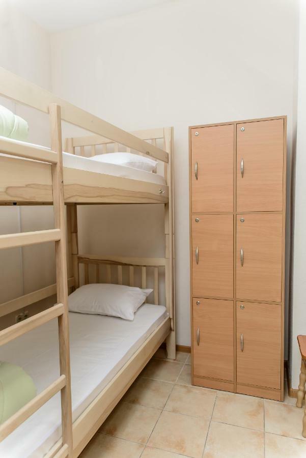 Globus Lipki Hostel Киев Екстериор снимка