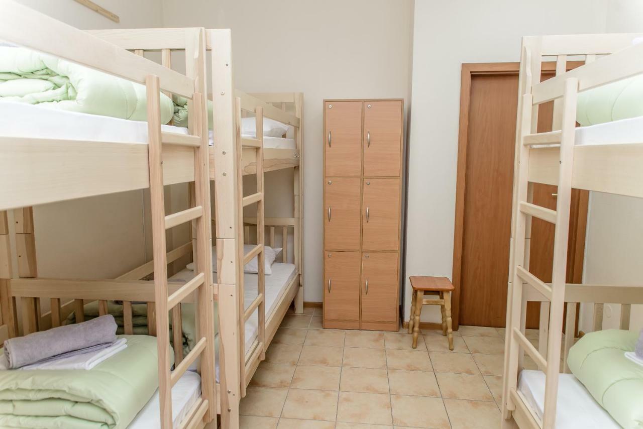 Globus Lipki Hostel Киев Екстериор снимка